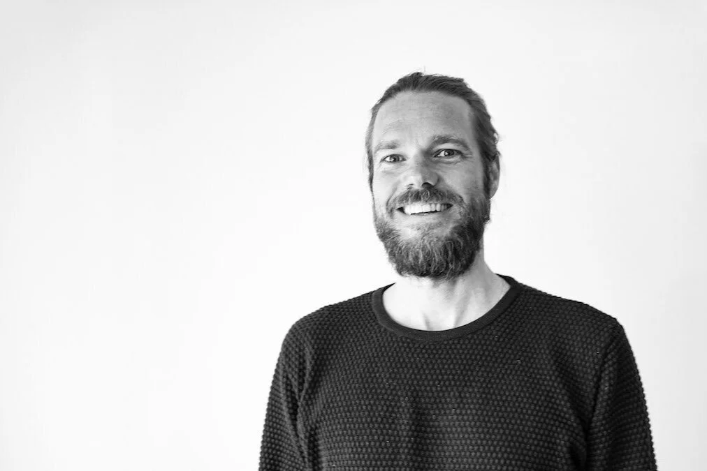 Schwarzweiß-Porträt von Marco Alberti, Co-Trainer der Evident Flow Ausbildung.